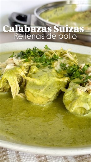 Giovanna Aguilar on Instagram: "Siempre compras calabazas y siempre las haces de la misma forma. Pues que tal ahora prepararlas asi. Calabzas rellenas de pollo en salsa suiza. Ingredientes Calabazas Pechuga de pollo 2 chiles poblanos 6-8 tomates Un puño de cilantro 1/4 de cebolla 1 dientes de ajo 1(2 taza de crema 1 cucharada de sal 1/2 cucharadita de pimienta y oregano Queso 1 taza de caldo de pollo Cilantro picadito Elaboración Tatema dos chiles poblanos, súdalos y limpialos. Ahora licua tomat