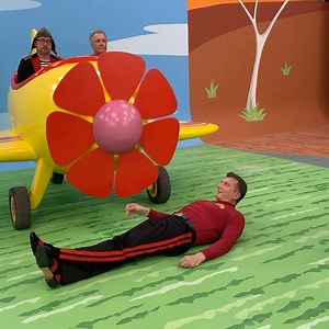 Brings a whole new meaning to ‘Do the Propeller’ ✈️ @thewiggles #thewiggles #filming #bts | Simon Wiggle