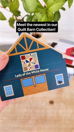 Meet the Lady of the White House Quilt Barn! This new piece joins our Quilt Blocks Collection, inspired by a quilt block design first named White House by Nancy Cabot in 1937, later renamed Lady of the White House by Mabel Obenchain in the 1940s. Noticed Casper? He’s already claimed his spot on the sunny windowsill! This is also how I display this piece with other quilt barn designs. 👉 Explore the full collection here: catsmeow.com/products/quilt-blocks-collection🐈‍⬛ Purrs, Faline, Casper, and