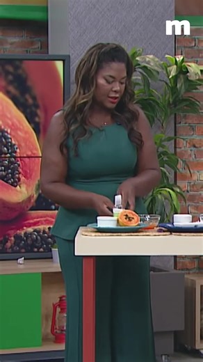 Aprenda uma receita caseira calmante e hidratante com a biomédica Cris Moura (@dracrismoura) para cuidar do rosto e do colo no verão. 🌞 Máscara calmante para o rosto e colo Ingredientes • 1 colher de sopa de mamão papaia amassado • 1 colher de sobremesa de óleo de coco Modo de preparo Misture os ingredientes, aplique na pele limpa, deixe agir por 30 minutos e retire com água. #GazetaMulheres | Mulheres