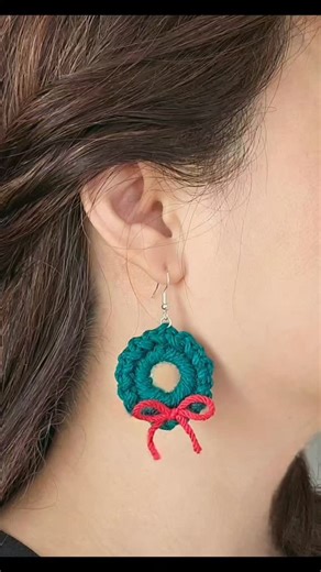 Crochet Christmas earrings tutorial. Pattern in the comments 🎄🎀 #crochetlove #crochetchristmasearrings | Petite Crochet