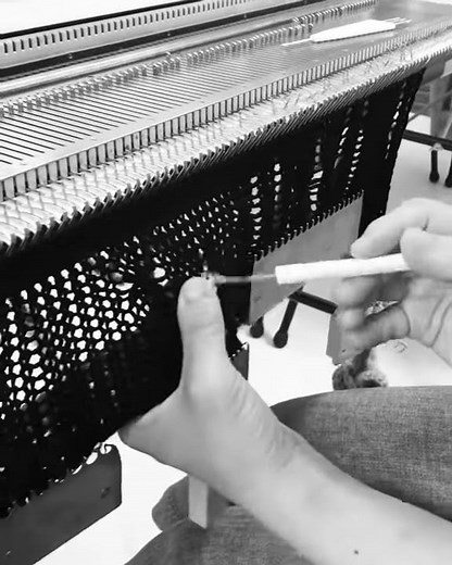 手編み機をつかったニット製品の制作風景（AND WOOL）