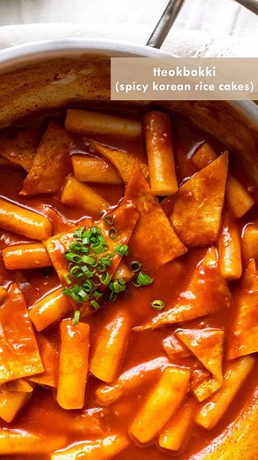 Elle Jiwon Hong on Instagram: "tteokbokki (korean spicy rice cakes)! 😽 i've been feeling quite homesick after returning from korea so cooking korean comfort foods has been a priority of mine, and tteokbokki is always on top of that list! this recipe features soft & chewy rice cakes smothered in an umami-packed sauce that's sweet, spicy, and irresistibly delicious in every bite. 🤤 these spicy rice cakes are so easy to make yet so addictive, they will instantly become your favorite comfort food 