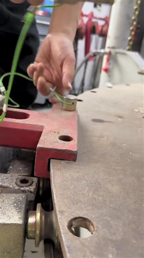 Autorepair Eqipment Lee on Instagram: "#carrepair #autobodyrepair #vehiclerepair #AutoRepair #framemachine #carbench"