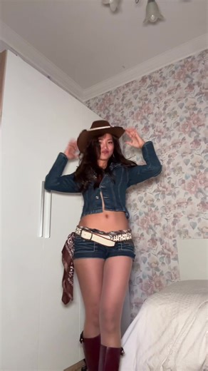 my stockings r not the same shade sos