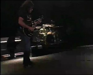 Los artistas viven a través de su obra. Y los verdaderos grandes son eternos 🎸🙌🏻 En el día del cumpleaños 71 de Pappo - Oficial, una leyenda de nuestro rock, es un orgullo para nosotros presentar esta joya: #SucioYDesprolijo junto al gran #CharlyGarcía en Cosquin Rock 2005. Yo que soy un hombre desprolijo no tengo conflictos con mi ser 🎶 Que lo disfruten! 🤟🏻 | Popart Discos