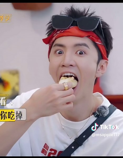 Bánh mì Việt Nam No.1 nha Viễn😁🥰 #TranTrietVien #TrầnTriếtViễn #chenzheyuan #陈哲远 #cbiz #fpy #tiktok #xuhuong #viral #chuyendulichngaunhien #randomtour #旅行任意门 #LuHanhNhamYMon