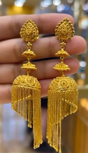 Trending Gold Jhumka Earrings – Beautiful Gold Jewellery Design ✨