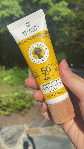 Protect your face against the sun with natural bee products of BEE&YOU! 🐝 Meet your 100% natural face sunscreen makeup primer! BEE&YOU Skincare Natural Mineral Sunscreen for the face will protect you against the sun’s harmful rays while maintaining your skin’s moisture balance with its natural oils and vitamins and leaves no white residue! It’s also water-resistant for 80 minutes. 🕓 Your no-shine face sunscreen, all in a cream that’s easily absorbed and easily incorporated into your daily skin