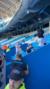 💍🥹 DIO EL SÍ 😍 Propuesta de casamiento en el Cilindro. ¡Viva el amor racinguista! 📹 @sof_1903 #lacomuderacing | La Comu de Racing