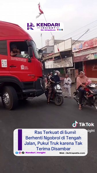 Ras Terkuat di Bumi! Berhenti Ngobrol di Tengah Jalan, Pukul Truk karena Tak Terima Disambar.... bagaimana menurut kalian.....???