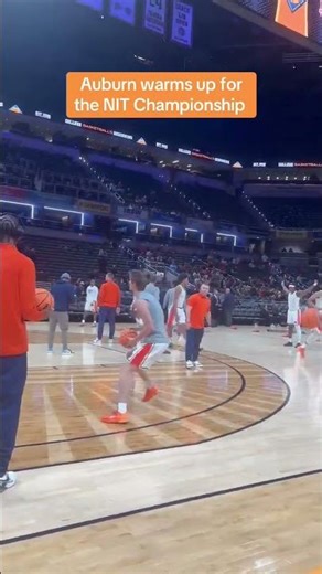 Auburn’s men’s basketball team warms up for the NIT Championship against Tulsa #WarEagle