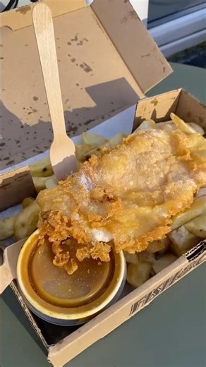 Delicious FISH & CHIPS in ROYSTON VASEY #fishandchips #currysauce 🇬🇧