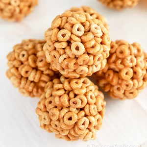 HONEY NUT CHEERIOS TREATS — like Rice Krispie treats…but better!! Only 4️⃣ Ingredients! FULL RECIPE: https://thesoccermomblog.com/honey-nut-cheerio-balls/ | The Soccer Mom Blog - Positive Inspiration for Moms