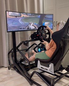 Аркадий Цареградцев on Instagram: "Пацан сказал - Арсений выдержал двухмесячное испытание называнием нас с @elf_rx папой и мамой, а не Аркадием и Юлей, не допустив ни единой ошибки; пацан сделал - я купил ему обещанный за это симулятор от профи своего дела @gamestul ! Два зайца одним выстрелом - симулятор я и так собирался покупать, но теперь и в обществе не возникает больше вопросов, а не приемный ли мальчик и не младший ли это братик. Хотя, судя по тому, как он рулит, думаю все очевидно!"