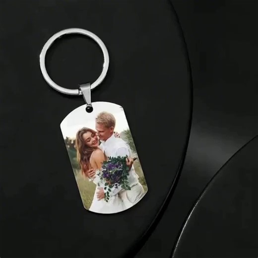 A photo a song = instant goosebumps 🎵📸 This custom music keychain lets them scan the code and relive a special memory anytime. 🛒 https://craftyvibesgifts.etsy.com #PersonalizedGifts #CustomMadeWithLove #GiftIdeasForAll #MusicKeychain #PhotoGift #CoupleGift #MemoryGift | CraftyVibes Gifts