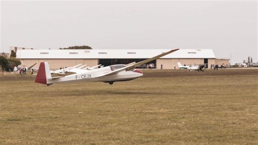 En Normandie, un avion s’écrase sur une salle des fêtes : le pilote meurt