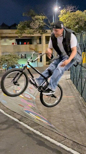 Double Barspin 🔥🔥 @lilslyde 📹 #bmx #bmxfreestyle #bike #cycling | Oskar Ivan Bm X