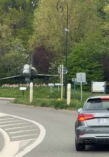 Deux Audi S3 croisent des avions de chasse