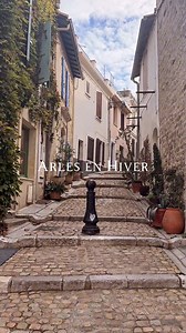 J-10 avant les vacances, découvrez Arles en hiver ! ✨🏛 Une lumière dorée, une ambiance paisible et un climat doux… Arles en hiver, c’est une toute autre expérience ! ☀️🌾 Arles en cette saison : c’est se promener dans les rues, admirer un patrimoine d’exception, découvrir les musées et fondations dans une atmosphère unique tout en profitant de la douceur des températures ! 🏛🌅 Pour organiser votre séjour, contactez-nous 👇 : Par mail : ot-arles@arlestourisme.com Rendez-nous visite : 9 bd des L