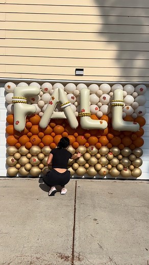 DIY Fall Balloon Wall for Thanksgiving Celebrations