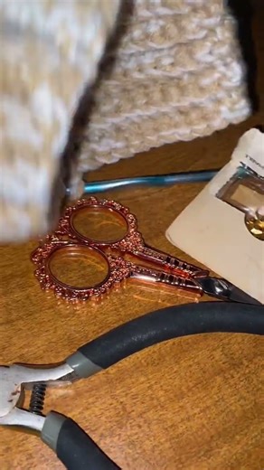 Beach vibes! #crochet #seashell #goldstar #handmade #purse #wristlet #bag #conchshell #beige