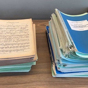 Just how much music is needed to run a program like AYO Young Symphonists? The answer… a lot! What you see here is not even half of it 🤯 The orchestra of 60 musicians will be performing three pieces at their final concert, but will also participating in chamber music groups and doing some cheeky symphony sight-reading 🎶🎵 It’s going to be a busy week packed with music-making! Come along to the concert in Bathurst to see the next generation of musical talent in action. Tickets are complimentary