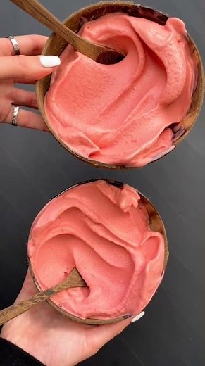 Smoothie bowl with no Bananas | Simply Delicious