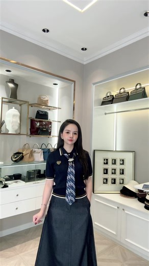 Một trong những set đồ mới về siêu xinh mà em cực kì yêu thích chính là đâyy. Set đồ đẹp trẻ trung nhẹ nhàng gồm áo len cộc tay ngực thêu huy hiệu kèm cà vạt, chất em áo này xịn đẹp vô cùng. Em kết hợp cùng em chân váy xoè bò mềm dáng dài cực xinh chất siêu xịn. Cả bộ bên ngoài đẹp xuất sắc luôn mà lên live không thể nào lột tả hết được. Xinh lắmmm 🌤😆 📍Size: S M L | TRANG PHÙNG SHOP- 79C Lâm Hạ