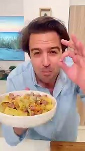 Il nostro Lello è un matto in cucina, perché riesce sempre a tirare fuori piatti incredibili! Proprio come questi paccheri con un ragù speciale ✨ di Zampone Modena IGP, serviti su una crema di porri dolcissima. Provateli e lasciatevi stupire dalla bontà! 😋 Enjoy The Authentic Joy Consorzio Zampone e Cotechino Modena IGP #EnjoyItsFromEurope #EuropaQualita #ZamponeIGP Ricetta completa: https://bit.ly/3qH | Chef in Camicia