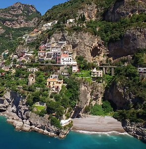 Real talk: Italy's Amalfi Coast should be on EVERYONE's travel bucket list. More wanderlust-y vacation spots everyone needs to see in their lifetime: http://hsbu.us/rPIvxaa | House Beautiful