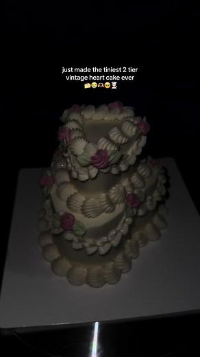 Mini Vintage Cakes: Tiny Delights for Any Occasion