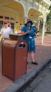 MAGIC!❤️🫧🫧🫧 We noticed some cast members spreading some magic this morning the Magic Kingdom!🏰✨ Sometimes it’s the little things! | MickeyBlog.com