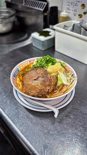 もんごいらーめん 丹那本店 【広島】 | 広島いるなら絶対行って欲しい👇 背脂にんにく ／1,200円 ガツンと背脂、パンチの効いたにんにく。 二郎系っぽく仕上げ、ガッツリ食べたい日にピッタリです！ デカチャーシューは迫力満点で、 コク深いスープと特注太麺がしっかり絡み合い旨味が押し寄せます🍜... | Instagram