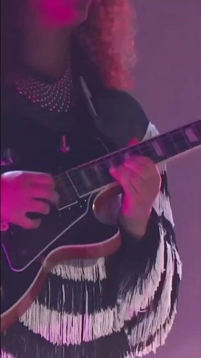 Heart Like a Truck Lainey Wilson at #cmtawards 2023 ft Jackie Venson guitar shred