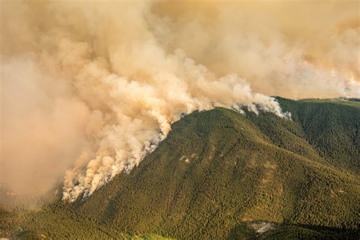 How massive wildfires in the West spread harmful particles across North America