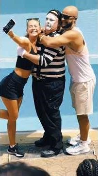 Spreading joy through silent connection #tomthemime #goodvibes #seaworldmime #viral #mime #fyp