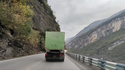 重庆最险峻悬崖公路，江口镇到武隆的乌江大峡谷，惊险瞬间