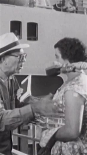 Rai Teche on Instagram: "Il 19 novembre 1960 la Rai portava in TV un’inchiesta capace di toccare il cuore del Paese: il viaggio di Mario Soldati, ideato insieme a Cesare Zavattini, alla scoperta di ciò che gli italiani leggevano — e di ciò che non avevano mai avuto la possibilità di leggere. Puntata dopo puntata, Soldati risale la penisola da Marsala a Quarto dei Mille, incontrando un’Italia autentica, timida, curiosa, a volte smarrita. Tra le immagini più struggenti ci sono quelle dei porti: vo