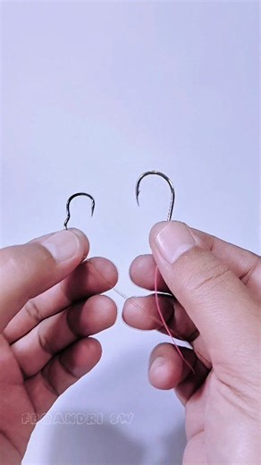 Each fishing hook has its own advantages and disadvantages. One advantage of automatic hooks is that when a fish has taken the bait and wants to release the hook, it automatically gets stuck in the fish's mouth ‎#fishing #fishinghooks #fishingtips #tutorials #fishingvideo #reel #fyp #viral #reels #reelsviral #reelfyp | Andri's W