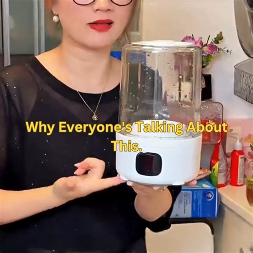 𝐈 𝐝𝐢𝐝𝐧’𝐭 𝐞𝐱𝐩𝐞𝐜𝐭 𝐦𝐮𝐜𝐡 𝐟𝐫𝐨𝐦 𝐭𝐡𝐢𝐬 𝐭𝐫𝐞𝐧𝐝𝐢𝐧𝐠 𝐬𝐦𝐚𝐫𝐭 𝐰𝐚𝐬𝐡𝐞𝐫 but it surprised me until I realized it’s engineered like a tiny washing robot. 🤖💧 We’ve seen a ton of “smart gadgets,” right? Some overpromise, some just look cool but this one actually earns its space. A mini waterproof washer that plugs into any USB port, cleans small items in minutes, and looks like something Apple would design if they made laundry tools. It’s quiet. It’s digital. And it literal