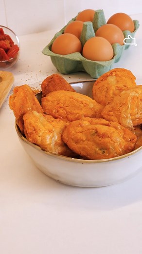 Nouvelle idée de recette pour un apéro 100% réussi : ces madeleines salées aux tomates séchées avec l’AOP Reblochon Reblochon de Savoie AOP 😍 Les ingrédients : - 2 portions d’AOP Reblochon (150 g) - 1 sachet de levure chimique - 60 g de farine - 2 oeufs - AOP Piment d’Espelette - 25 g de beurre demi sel - 75 g de tomates séchées - Poivre En partenariat rémunéré avec Reblochon de Savoie AOP | Marmiton