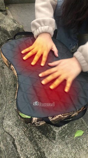 ✊🏻 Long-distance hikes with foldable stools? This hunting pad—fast-heat, long-lasting warmth, folds tiny for multi-day trips!#heatedpad #fyp #tiktokshopping #winteriscoming #cold