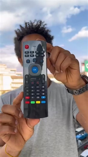 Cette télécommande « Air Mouse » hybride est un accessoire double-face polyvalent. • Description : Elle combine une face avant classique pour le multimédia, une face arrière avec un clavier complet pour la saisie, et un gyroscope pour déplacer le curseur à l’écran par mouvement. • Appareils compatibles : Grâce à son récepteur USB, elle fonctionne avec les Smart TV, les boîtiers Android/Apple TV, les ordinateurs (PC/Mac), les vidéoprojecteurs et certaines consoles de jeu x.