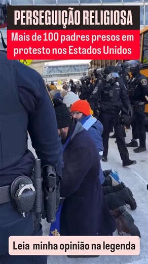 Hermes Carvalho Fernandes on Instagram: "Enquanto os termômetros marcavam menos seis graus do lado de fora do aeroporto de Minneapolis, mais de cem padres foram presos por orar e protestar contra voos de deportação contratados pelo DHS. Não houve violência, não houve vandalismo. Apenas orações e louvores. Eles exigiam que companhias aéreas, como Delta e Signature Aviation, deixem de tratar pessoas como carga logística. O preço foi claro e público: prisão. Quando a fé deixa o conforto do templo e