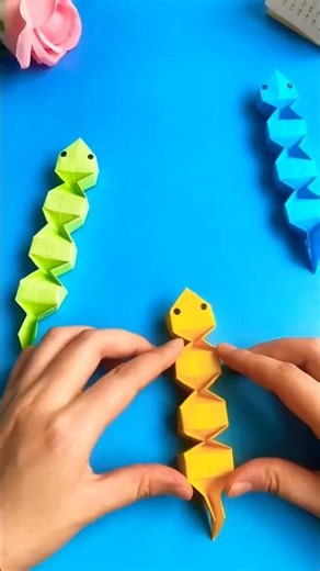 “This springy paper snake origami is so fun and addictive 🐍🤩 #OrigamiShorts #ViralCraft #Trending