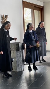 Am 6. Januar, dem Fest der Erscheinung des Herrn, findet die traditionelle Haussegnung statt. An diesem Tag werden Wasser, Kreide und Weihrauch gesegnet und für das Haus wird der Segen Gottes für das neue Jahr erbeten. Das Wasser, das ausgesprengt wird, erinnert uns an die Taufe. Mit der Kreide wird der Segensspruch ‚Christus Mansionem Benedicat‘ (Christus segne dieses Haus) über die Türen geschrieben – das Zeichen des Kreuzes erinnert uns an unserer Erlösung. Der Weihrauch soll das ganze Haus m