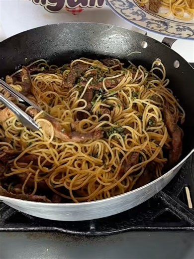 Gente, o Amiguiinho foi lá e MANDOU VER! 🔥 Macarrão com filezinho de carne do jeitinho que a gente ama Se você ainda não fez essa combinação na sua casa, tá perdendo tempo, hein! Corre lá ver o passo a passo e já deixa separado os ingredientes porque depois não vai resistir. 💬 Conta pra gente: você é fã de macarrão com carne? Como você costuma fazer o seu? Cansado de servir sempre a mesma coisa? Surpreenda suas visitas com petiscos irresistíveis e dignos de chef. Confira: https://giovanemontei