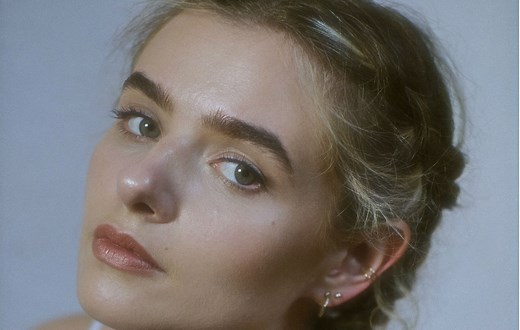 Rosie Carney covers Radiohead’s ‘The Bends’ and debuts stirring rendition of ‘Bones’