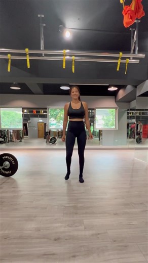 Split challenge! 挑戰看看自己能劈的多低！😎 #劈腿30天挑戰 每天都要拉拉筋，持之以恆💪 Tag你的好友，來劈腿挑戰！ | Kimberly的熱血人生